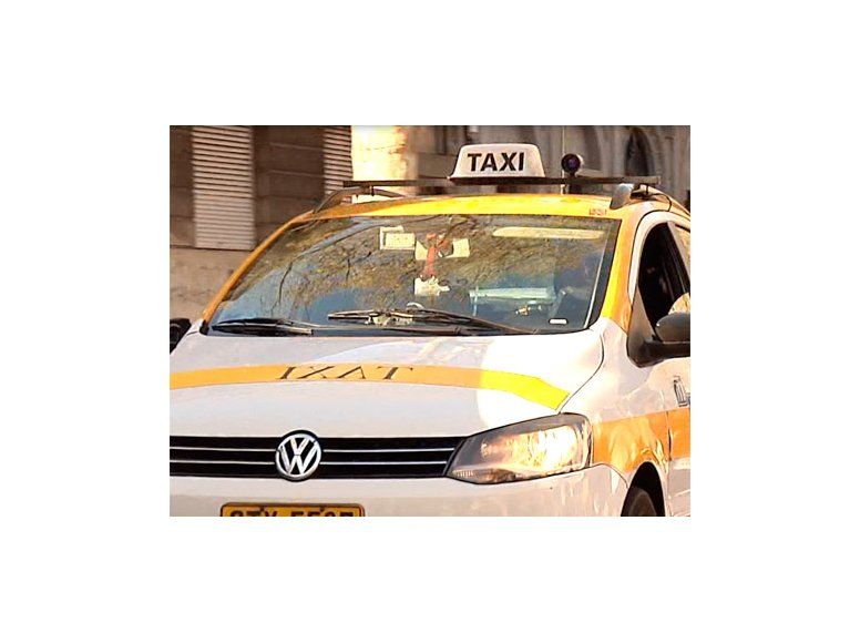 Licitarán 50 chapas para taxis eléctricos en Montevideo