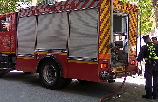 Bomberos trabajan en un incendio. Foto: archivo Subrayado.