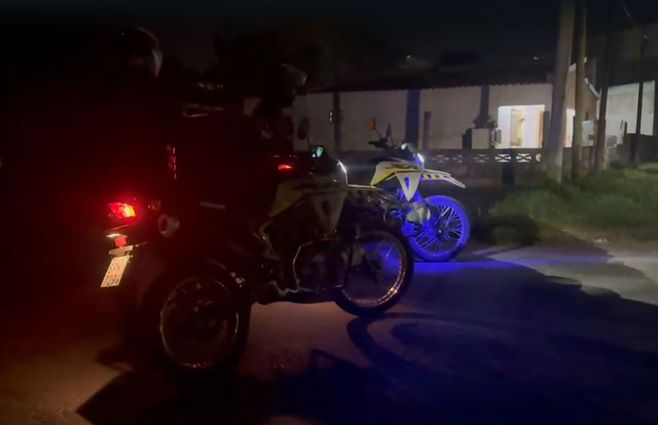 Policía corta la calle en Castillos, a media cuadra de donde ocurrió el homicidio. 