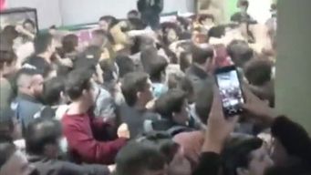 batalla campal entre estudiantes de la universidad de buenos aires obliga a suspender las clases