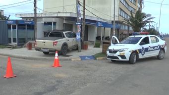 persecucion policial termino con camioneta cargada con droga incrustada en entrada de brou