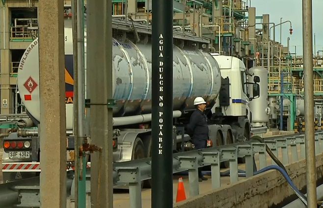 agua-dulce-no-potable-camión-OSE-Ancap-refinería.jpg