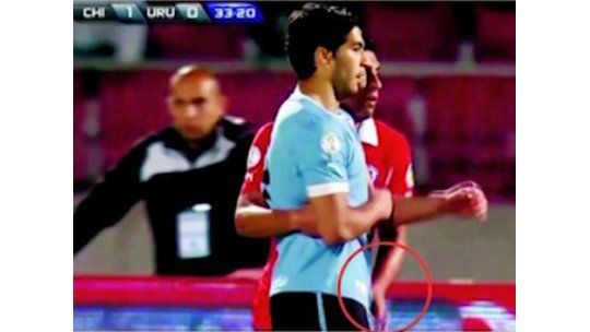 Chileno Jara investigado por FIFA por polémico agarrón a Suárez