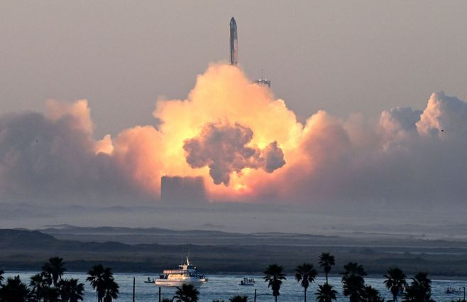 El choete de SpaceX tras el despegue este sábado. AFP.