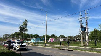 Foto: Mª Eugenia Scognamiglio, Subrayado. Hallazgo del cuerpo sobre transformador de UTE en Las Torres, Montevideo.