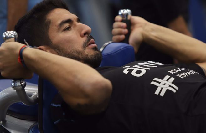 Luis Suárez, concentrado en su rutina de fuerza,&nbsp;