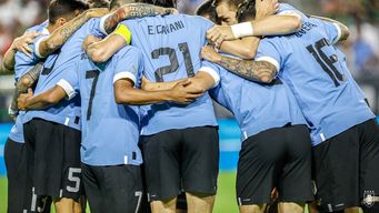 Festejo de gol: Vecino y Cavani. (Foto: AUF Oficial).