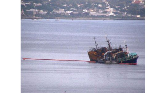 Derrame de combustible en el puerto por barco siniestrado