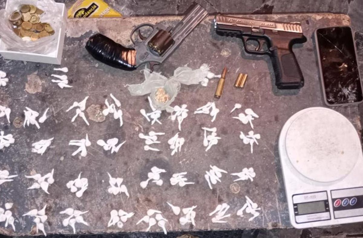 Armas y cargadores incautados durante los allanamientos. Armas y cargadores incautados durante los allanamientos.