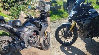 en moto, delincuentes robaron una bici electrica y la cargaron en sus hombros: fueron vistos por la policia