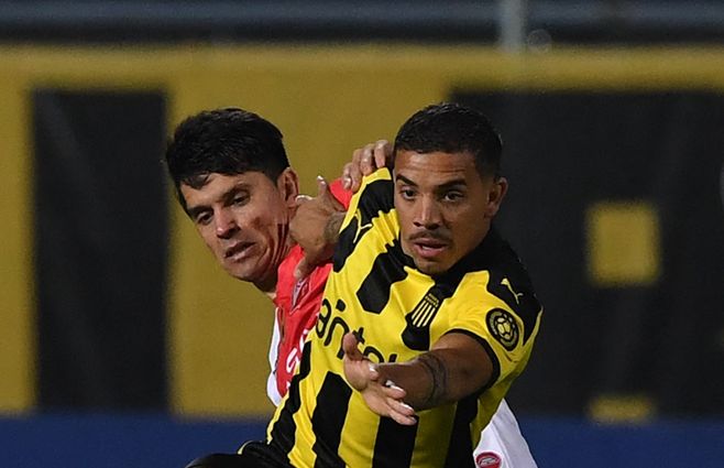 Terans lucha con un jugador de River de Paraguay. ¿Será su último partido?