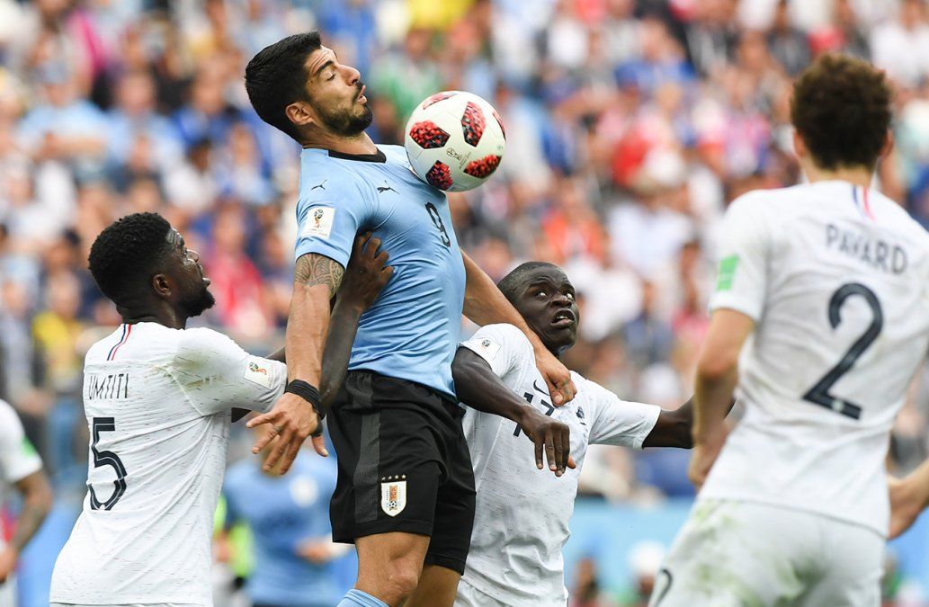 suarez-la-para-de-pecho-AFP.jpg
