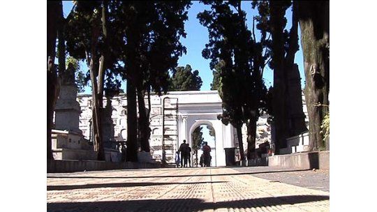 Dos escribanos a prisión por venta irregular de nichos