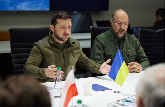 El presidente de Ucrania Volodomir Zelensky en reunión con autoridades de Polonia en Kiev. (Foto: AFP)