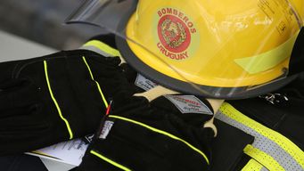 intento cruzar en auto un arroyo inundado, el agua lo arrastro y fue rescatado por bomberos