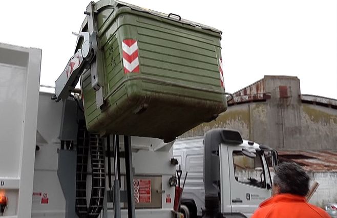 contenedor-descarga-basura-camion