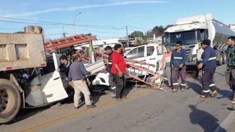 un camion choco a otro y a una camioneta en los accesos a la ciudad de mercedes por ruta 2