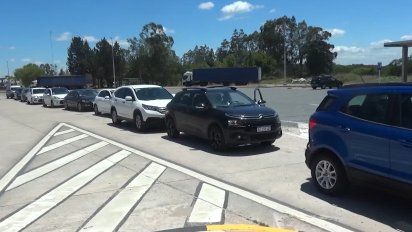 intenso movimiento en puente san martin para ingresar a uruguay