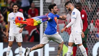 un hombre con una bandera arcoiris entro a la cancha durante el partido de portugal y uruguay