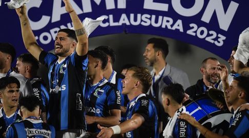 Lluvia torrencial obligó a suspender el partido entre Racing y Plaza Colonia  en el Parque Roberto