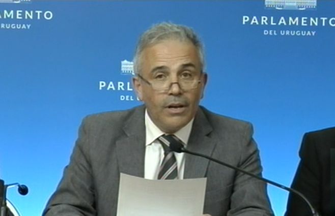 Diputado Alfonso Lereté leyó la resolución sobre licencias irregulares de FENAPES.