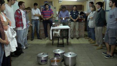 Integrantes de Movimiento Luceos hace tareas en distintas partes de la capital. Proporcionan comida, ropa y otros asuntos para familias en extrema pobreza.