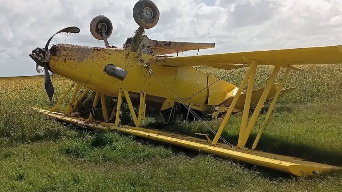 Una avioneta que realizaba tareas de fumigación cayó en un campo de Cerro Largo; el piloto resultó ileso