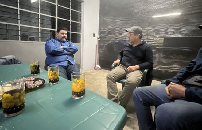 Adrián Peña en la reunión que mantuvo en Los Cerrillos el jueves de noche. Foto: publicada por Nicolás Chiesa en X.