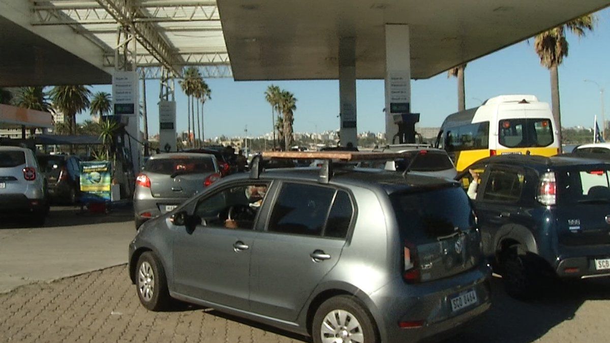 Estaciones de servicio con más clientes de lo habitual ante la suba de combustible y el feriado: 