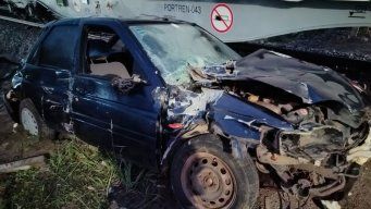 Así quedó el auto tras impactar con el tren. Es el mismo tren que horas antes embistió al motociclista que se cruzó en la vía con barrera baja y señales encendidas. Foto: Unión Ferroviaria, enviada a Subrayado.