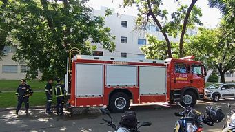 Incendio en el Buceo con mujer herida de gravedad. Foto: Dirección Nacional de Bomberos.