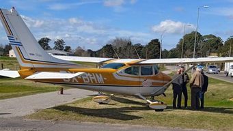 avion monomotor con cuatro pasajeros despisto en el jagüel y termino a metros de la ruta