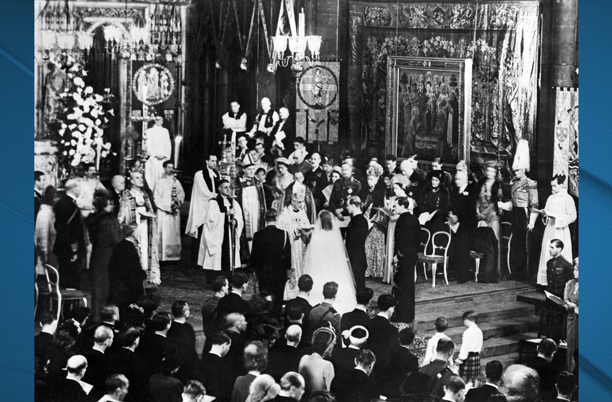 La princesa Isabel de Inglaterra y Felipe el duque de Edimburgo durante su boda, el 20 de noviembre de 1947 en la Abadía de Westminster. Foto: AFP