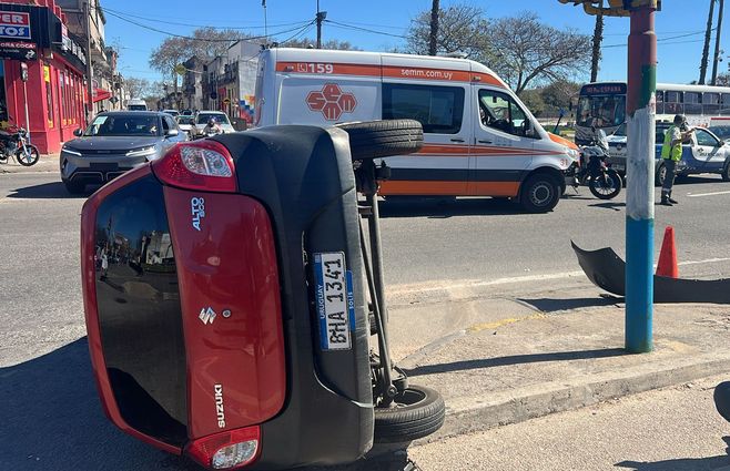 agraciada-choque-ambulancia-auto-vuelco