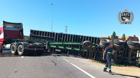 El camión volcado en ruta 101. Foto: Policía Caminera. El camión volcado en ruta 101. Foto: Policía Caminera.