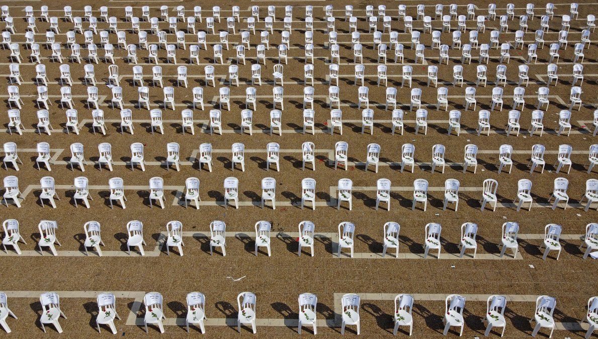 Sillas instaladas en la Plaza Rabin de Tel Aviv para simbolizar las mil muertes por coronavirus en Israel.&nbsp;