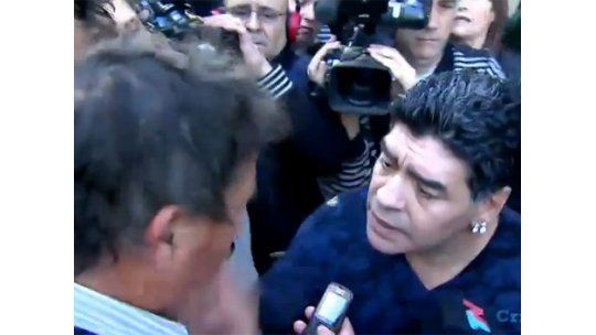 Maradona se enojó y le pegó una cachetada a un periodista