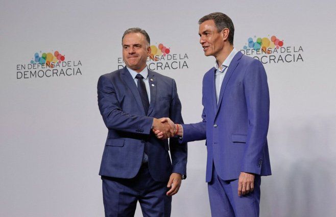 Orsi saluda a Pedro Sánchez en la Cumbre por la Democracia. Foto: AFP