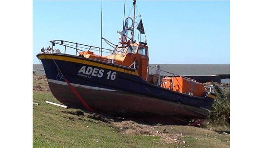 Rescatan a barco salvavidas encallado en el puertito del Buceo