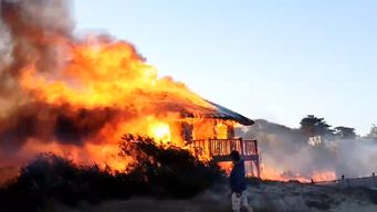 incendio destruyo por completo un complejo de cabanas en la pedrera