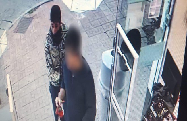 Foto cedida a Subrayado. Uno de los delincuentes se observa ingresando a las 17:02, y amenaza a un cliente.