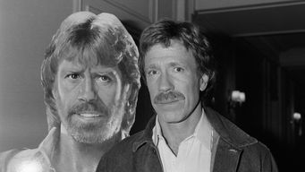 Foto: AFP. Chuck Norris posa en 1985 frente al cartel de la película Invasion USA en París.