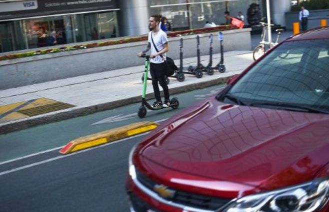 Un joven conduce el monopatín eléctrico en Ciudad de México el 28 de febrero&nbsp;