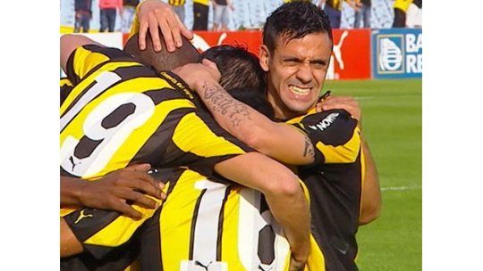 Peñarol ganó 3 a 1 a Progreso y sigue como único líder