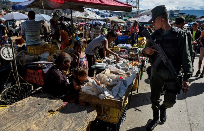 militares contralan mercados en venezuela AFP.jpg