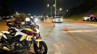 Operativo de la Policía en el Parque Rodó, Montevideo. Foto: María Eugenia Scognamiglio, Subrayado.