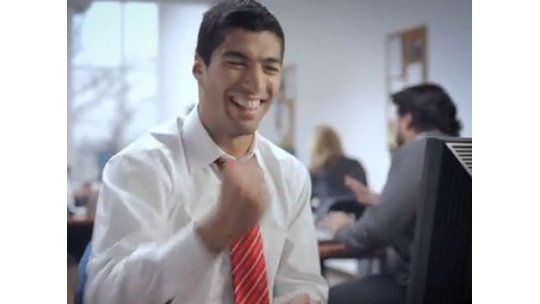 Luis Suárez compite en una oficina como en la cancha de fútbol