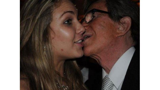 Conductor de TV Silvio Soldán junto a una uruguaya de 22 años