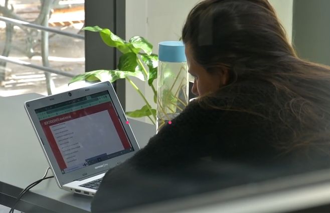 docente-computadora-ceibal-acredita-cb.jpg