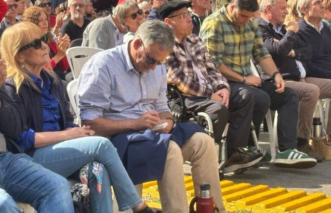 Yamandú Orsi toma nota durante el acto del PIT-CNT. Foto: Martín Abreu, Subrayado.